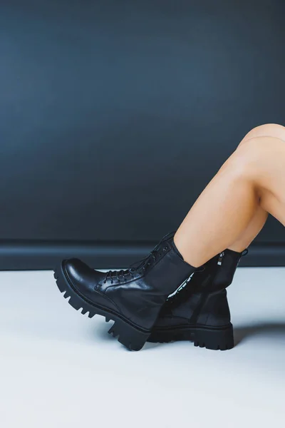Junge Frau Schwarzen Stylischen Lederschnürschuhen Die Auf Weißen Fliesen Stehen — Stockfoto