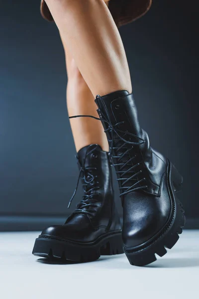 Jonge Vrouw Zwarte Stijlvolle Mode Lederen Lace Schoenen Staan Witte — Stockfoto