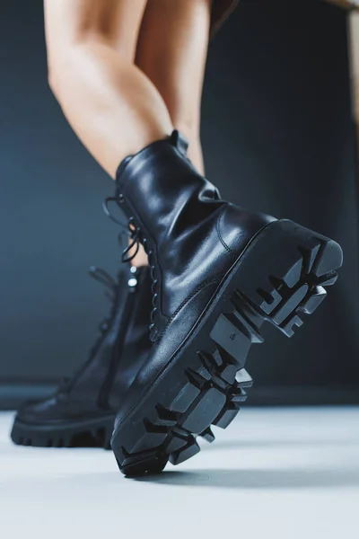 Jonge Vrouw Zwarte Stijlvolle Mode Lederen Lace Schoenen Staan Witte — Stockfoto