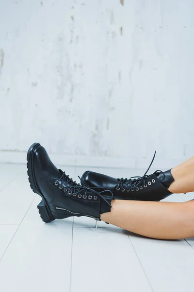 Patas Femeninas Piel Negra Botas Otoño Una Chica Moda Para —  Fotos de Stock