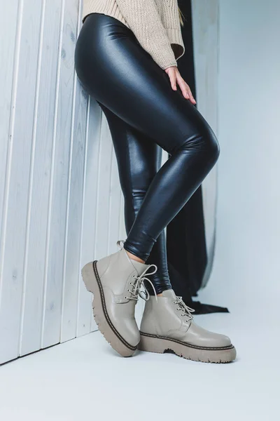 Patas Femeninas Piel Beige Botas Otoño Una Chica Para Una — Foto de Stock