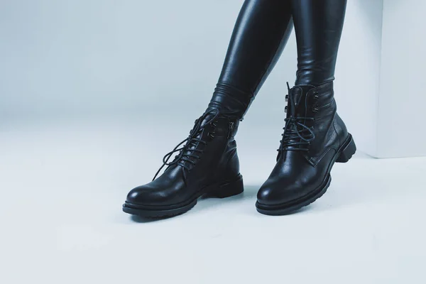 Jambes Féminines Cuir Noir Bottes Automne Une Fille Mode Tient — Photo