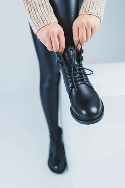 Patas Femeninas Piel Negra Botas Otoño Una Chica Moda Para — Foto de Stock