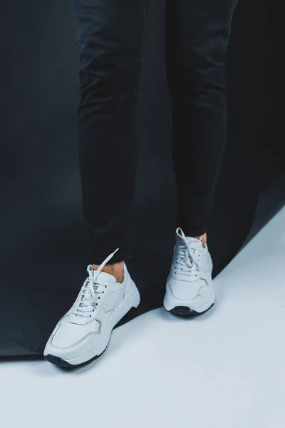 Gerçek Deriden Yapılmış Sıradan Beyaz Ayakkabılar Beyaz Ayakkabılı Adamlar Yüksek — Stok fotoğraf