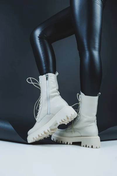 Gros Plan Des Jambes Féminines Cuir Mode Élégant Lacets Blancs — Photo