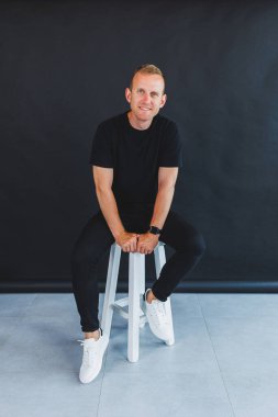 Beyaz deri spor ayakkabılı, yaz erkek ayakkabılı bir adam. Siyah kotlu adam