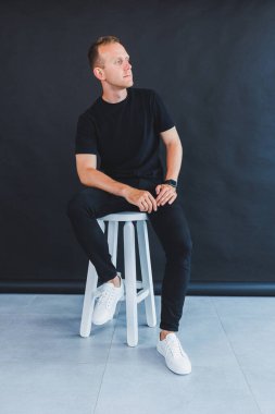 Beyaz deri spor ayakkabılı, yaz erkek ayakkabılı bir adam. Siyah kotlu adam