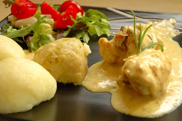 Gericht bestehend aus Kaninchenfleisch, Knödel und Salat — Stockfoto