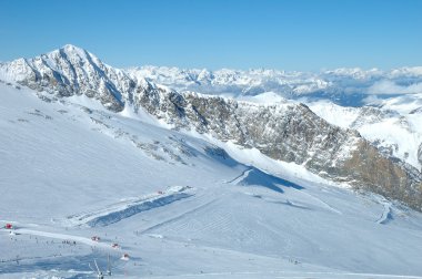 hintertux buzul üzerinde kayak tesisi