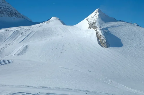 Sjezdovky na ledovci hintertux — Stock fotografie