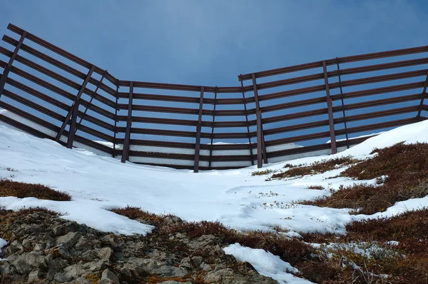 Estructura anti avalancha en el lado de una montaña — Foto de Stock