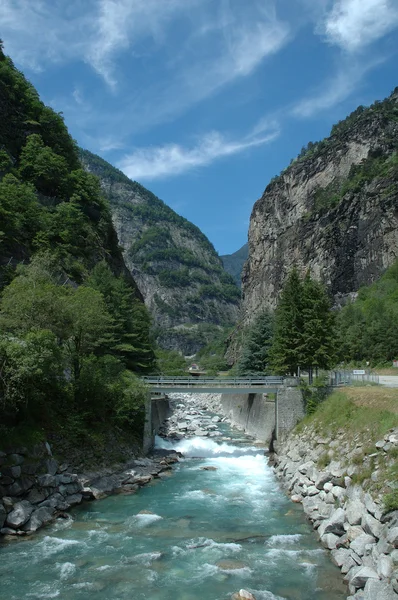 Rivière dans les Alpes — Photo