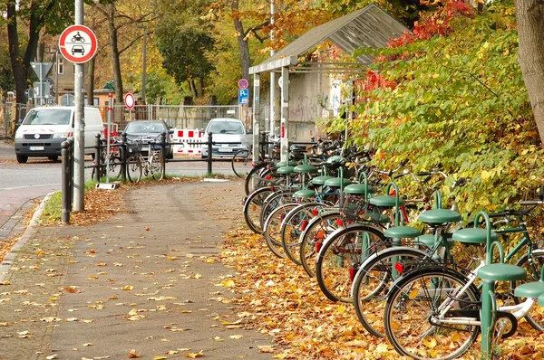 Cyklar som väntar i närheten järnvägsstation — Stockfoto