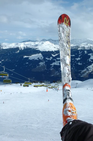 Ski und Stiefel auf der Piste — Stockfoto