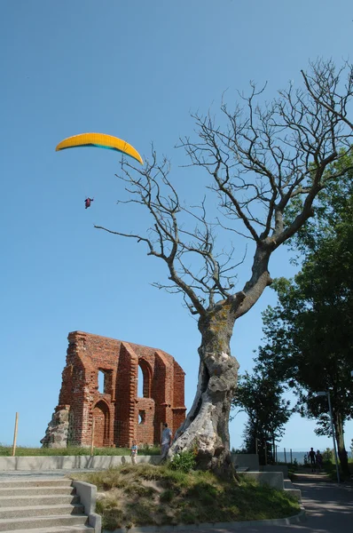 Boom, kerk ruïnes en paraglider — Stockfoto