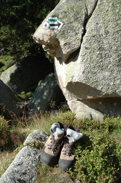 Sinais de trilha e sapatos de trekking — Fotografia de Stock