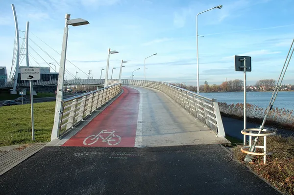 Fußgänger- und Fahrradbrücke — Stockfoto