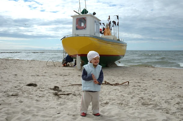 Μικρό κορίτσι και αλιευτικό σκάφος — Φωτογραφία Αρχείου