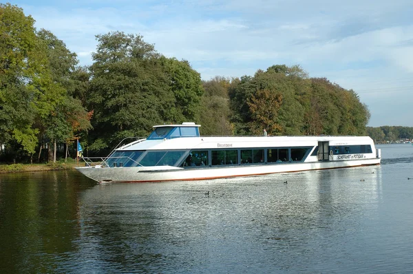 Barco de passageiros no lago — Fotografia de Stock