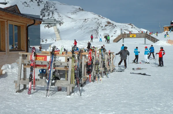 Ski und Skifahrer nerven mit Schlepplift — Stockfoto