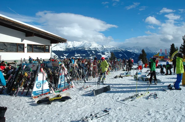 Ski und Skifahrer — Stockfoto