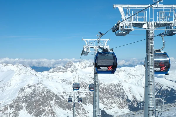 Picos e elevadores de esqui — Fotografia de Stock