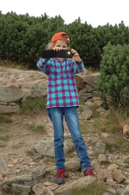 onun smartphone ile çocuk alarak resim