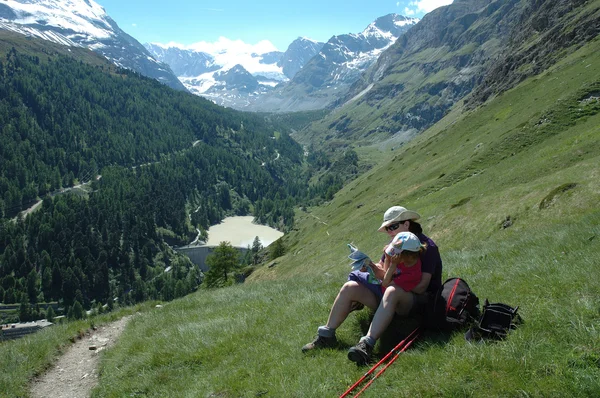 Madre e hija en el sendero en las montañas — Foto de Stock