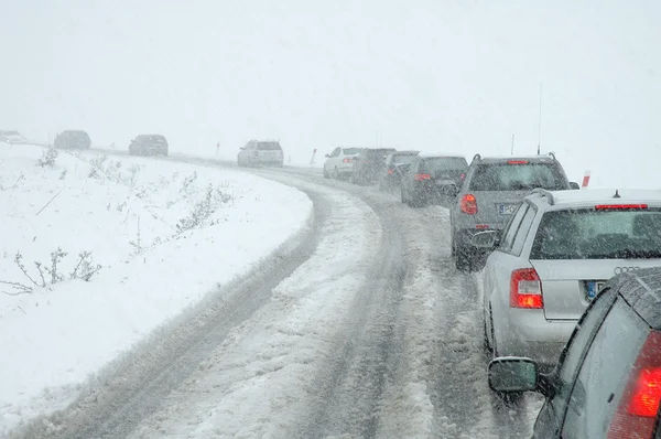 Traffic jam in heavy snowfall on mountain road — Stock Photo, Image