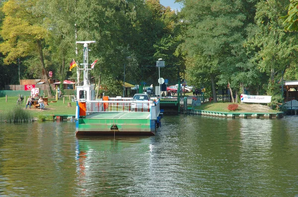 Voiture et ferry à passagers — Photo