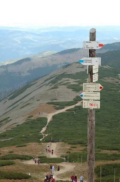 Señales en el sendero en las montañas de Karkonosze — Foto de Stock