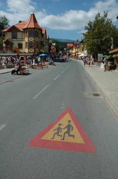 Strada principale nella città di Karpacz — Foto Stock