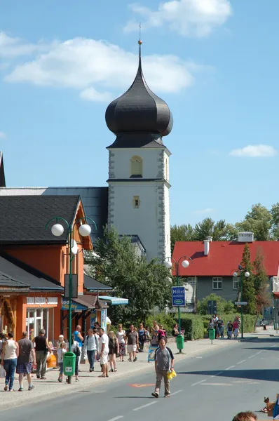 Hlavní ulice ve městě karpacz — Stock fotografie