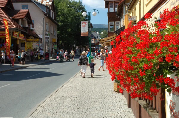 Huvudgatan i karpacz city — Stockfoto