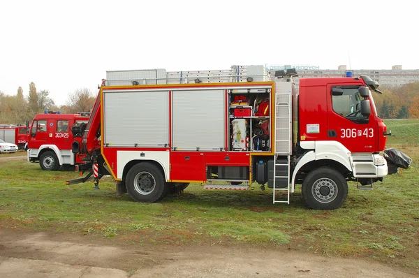 Camiones de bomberos durante ejercicios en la orilla del río Fotos De Stock Sin Royalties Gratis