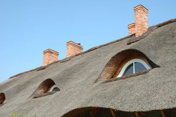 밀 짚 지붕 및 굴뚝 — 스톡 사진