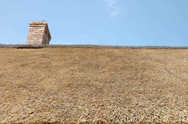 Straw roof and chimney — Stock Photo, Image