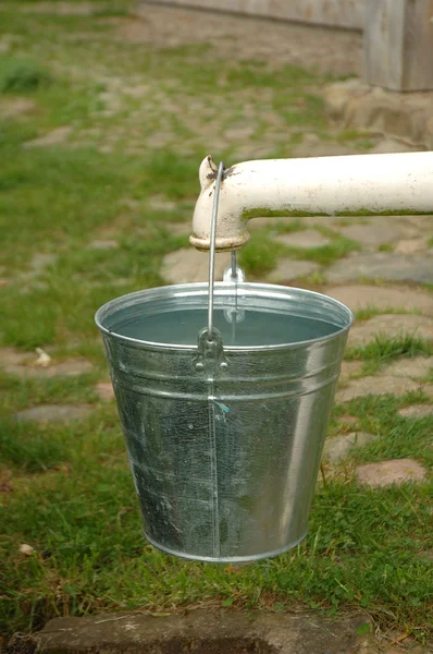 Wiadro pełne wody — Zdjęcie stockowe