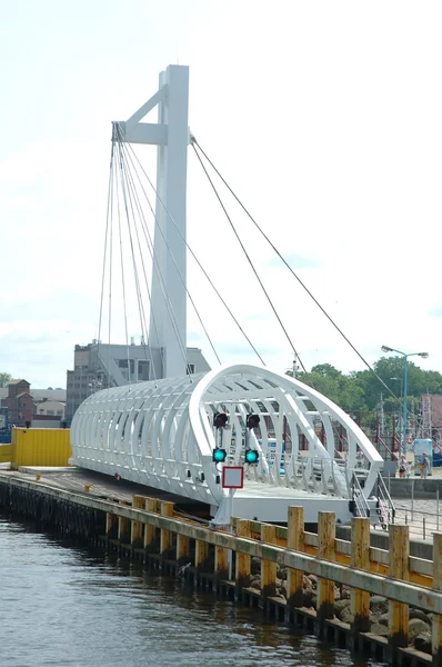 trafiğe kapalı bir asma köprü