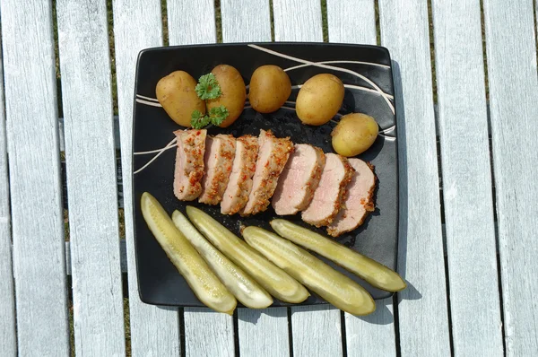 Schweinefleisch Kartoffeln und Gurken — Stockfoto