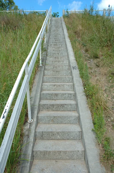Узкая лестница — стоковое фото