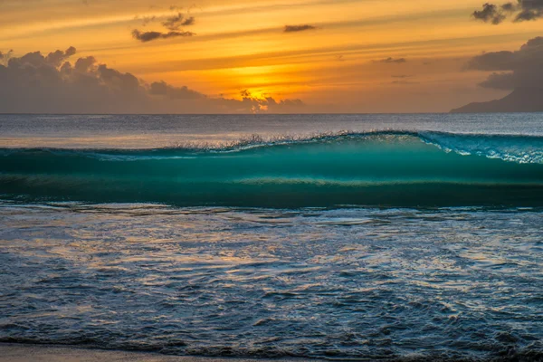 Puesta de sol en Mahe Coast, Beau Vallon, Seychelles —  Fotos de Stock