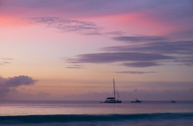 gün batımında mahe sahil, beau vallon, Seyşel Adaları