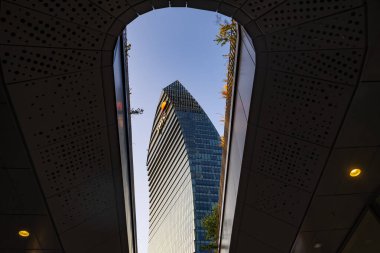 Milan (İtalya) 10 / 01 / 2021: Milano 'nun CityLife semtinde Pwc gökdeleni. Mağazalar, sinemalar ve ofis binaları nedeniyle Şehir Hayatı şehrin en çok ziyaret edilen yerlerinden biri.