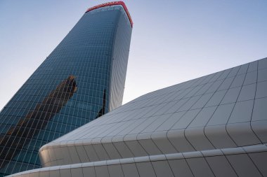 Milan (İtalya) 10 / 01 / 2021: Milano 'nun CityLife semtinde genel gökdelen. Mağazalar, sinemalar ve ofis binaları nedeniyle Şehir Hayatı şehrin en çok ziyaret edilen yerlerinden biri.