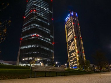 Milan 11 / 29 / 2021: Milano 'daki Şehir Hayatı bölgesi Noel zamanı sadece bir finans bölgesi olarak değil, aynı zamanda kentin en popüler alışveriş merkezlerinden biri olarak da ünlü oldu