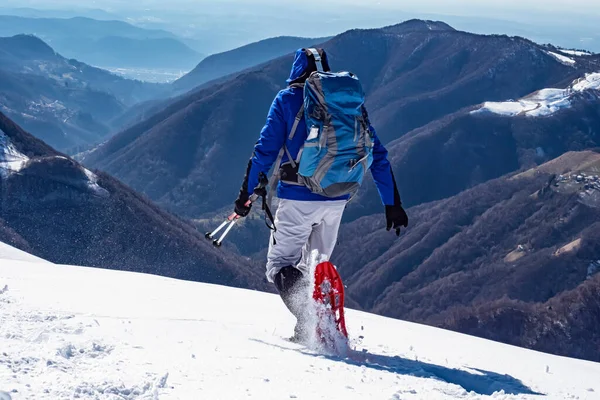 Snowshoeing Σκηνή Στις Ιταλικές Άλπεις — Φωτογραφία Αρχείου