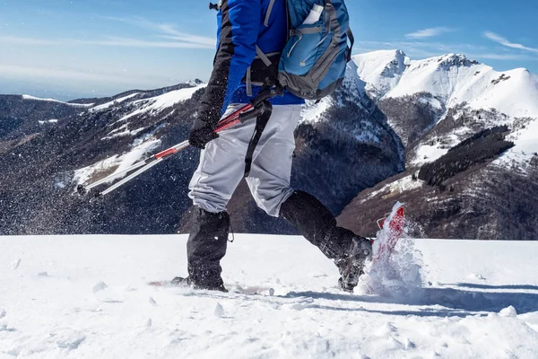 Snowshoeing Cena Nos Alpes Italianos — Fotografia de Stock