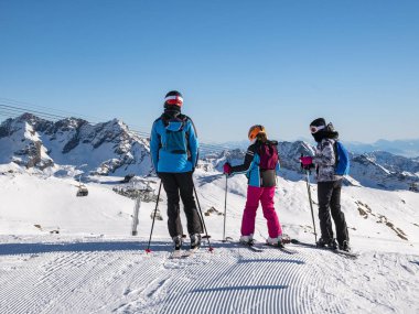 Gressoney 'in İtalya Alplerinde kayakçı