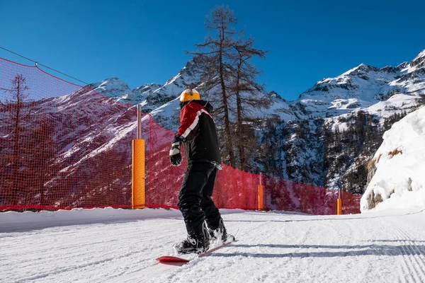 Snowboarder Sur Une Piste Ski — Photo